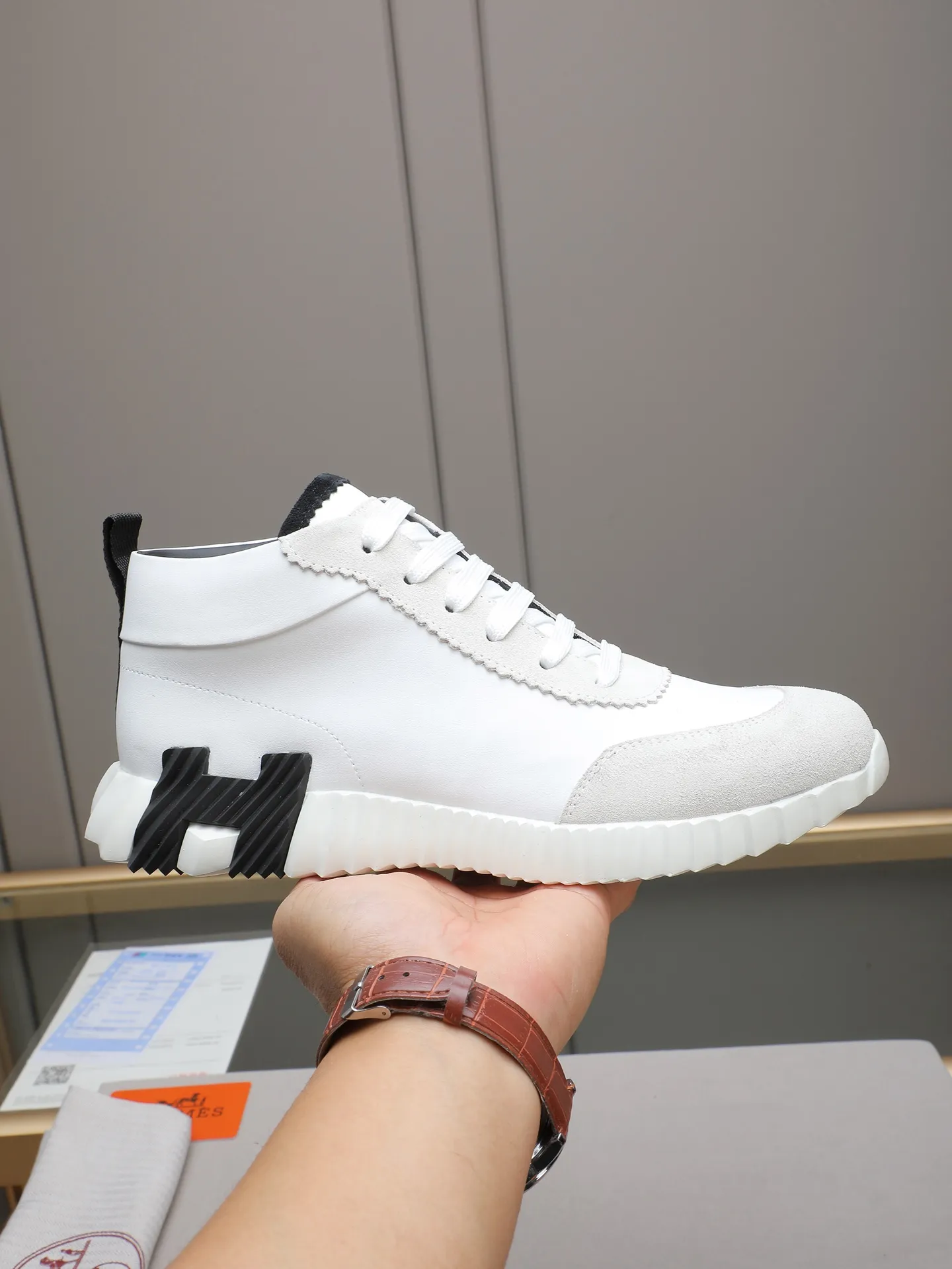PPP460 (Hermes high-top men's shoes)🆕Men's sports shoes, decorated with textured calfskin details. Spliced ​​with original cowhide, this shoe draws inspiration from the equestrian world, integrating technical details and practical functions. Breathable sheep lining, original combination outsole, high-end quality, and every detail is perfectly combined! Size: 38-44 (45 can be customized)